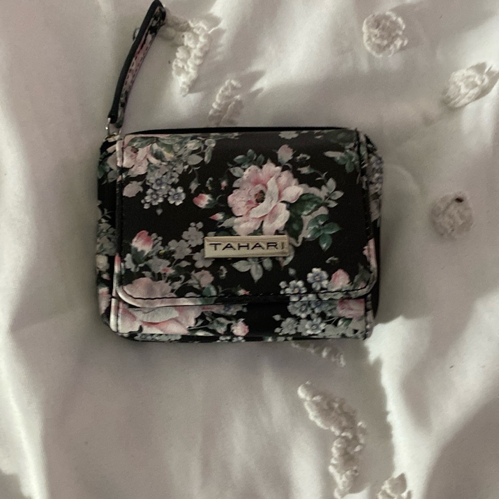 Tahari wallet